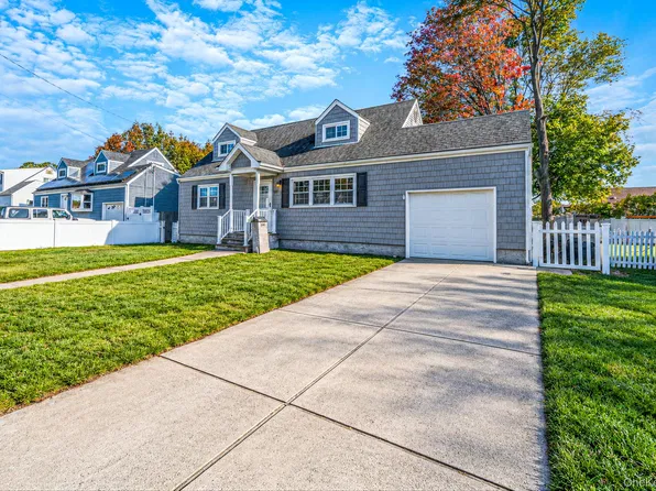 1025 N Greene Avenue, Lindenhurst, NY 11757