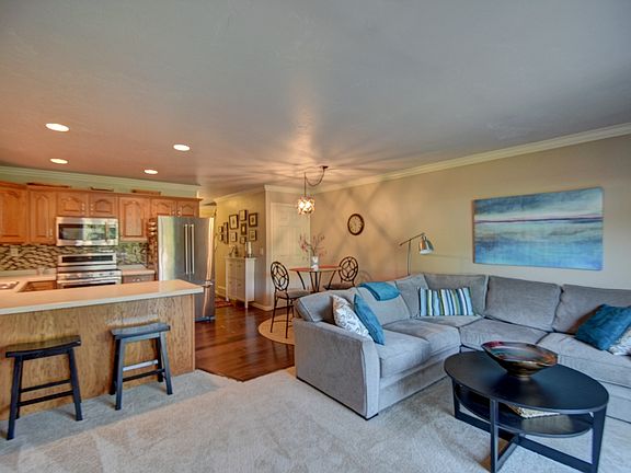 Newer carpets/crown molding