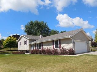 W233N6973 Salem Dr, Sussex, WI