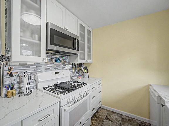 4th image of 410 Northview Dr