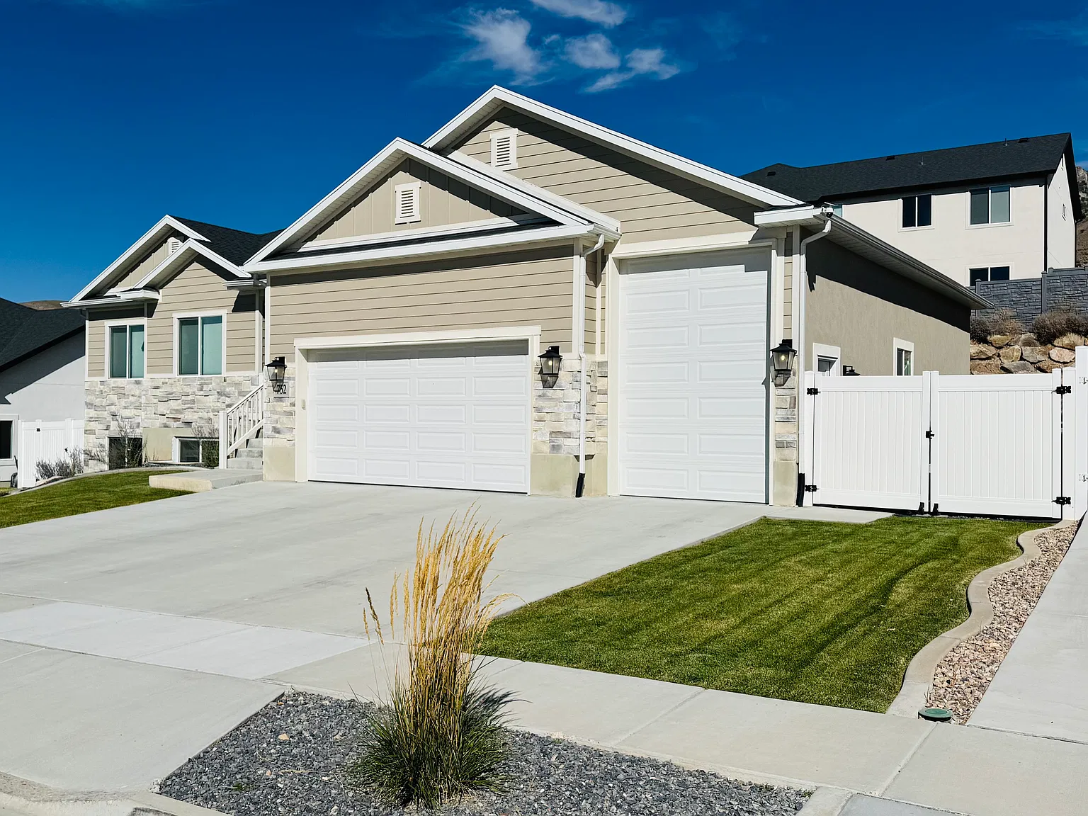 5 bed, 3300 sqft, $3,550 — Photo 2