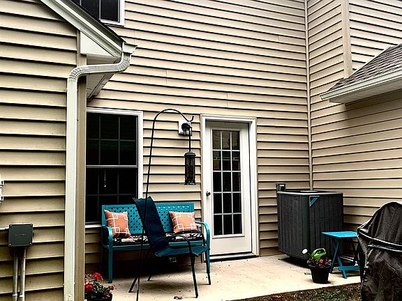 3rd image of 68 Squire Cir