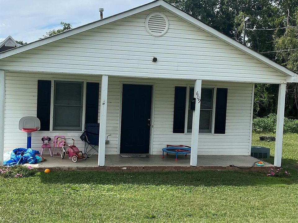 1st image of 609 Moran St