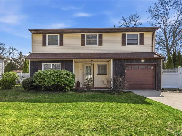 123 Avenue B, Holbrook, NY 11741