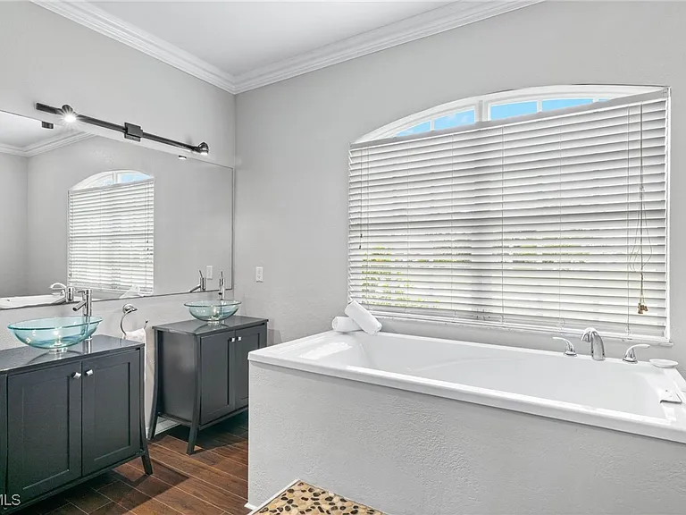 1049 NW 38th Pl — Photo 11