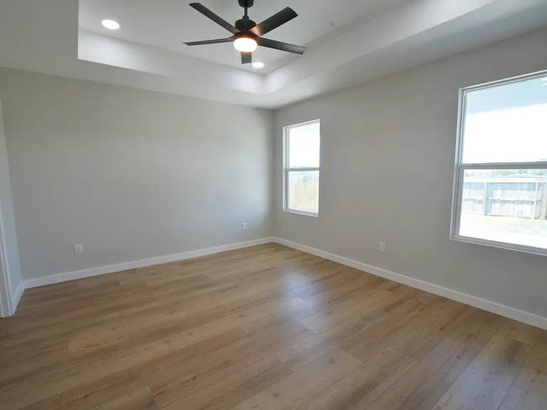 421 Valerie St — Photo 11