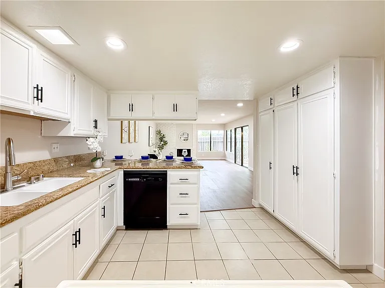 1034 Romney Dr — Photo 16