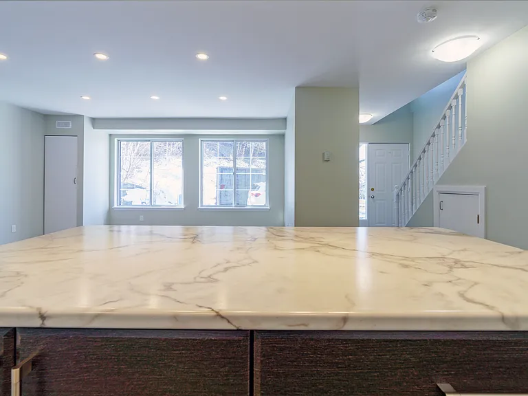 889 Chestnut Cres — Photo 4