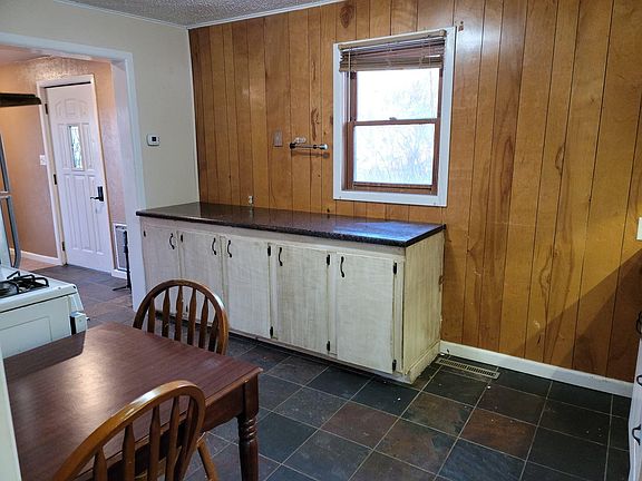 4th image of 304 S 1st St