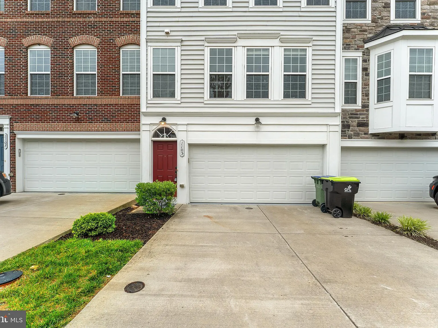 3 bed, 3.5 bath, 2356 sqft, $2,800 — Photo 2