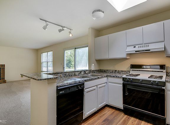 3rd image of 3820 Newport Dr