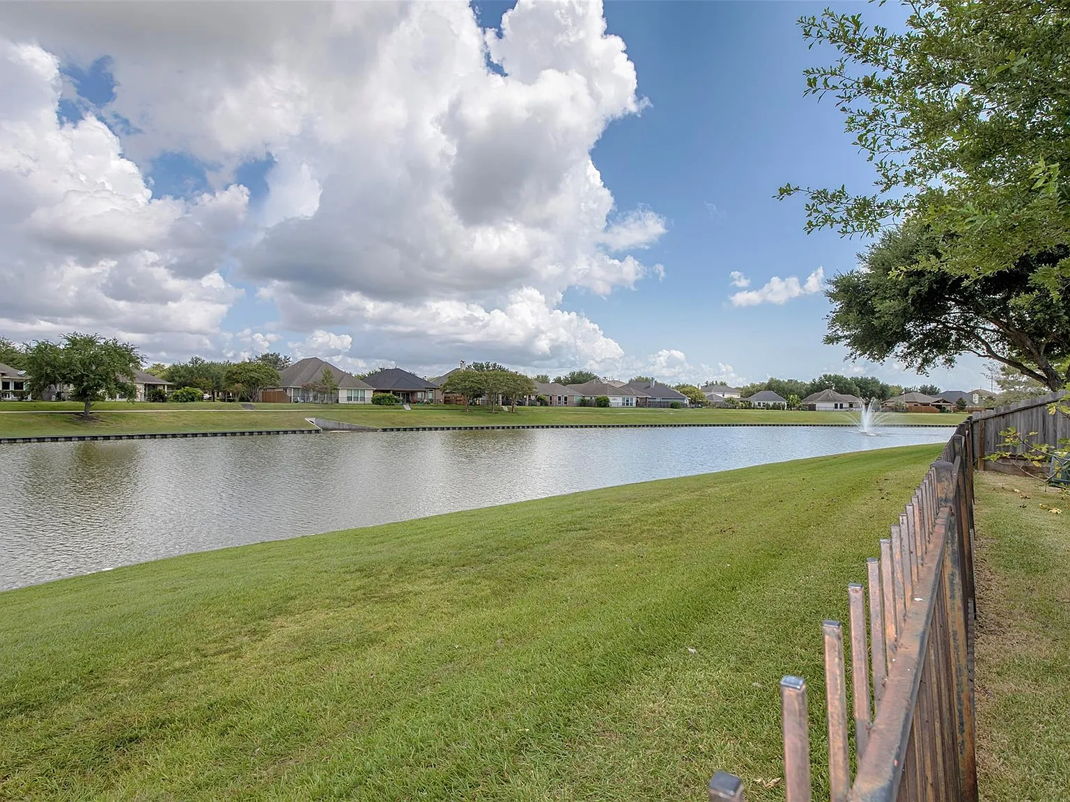 3 bed, 2.0 bath, 1965 sqft, $2,500 — Photo 3