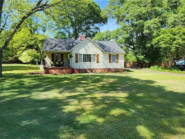 585 Hartwell St, Royston, GA 30662