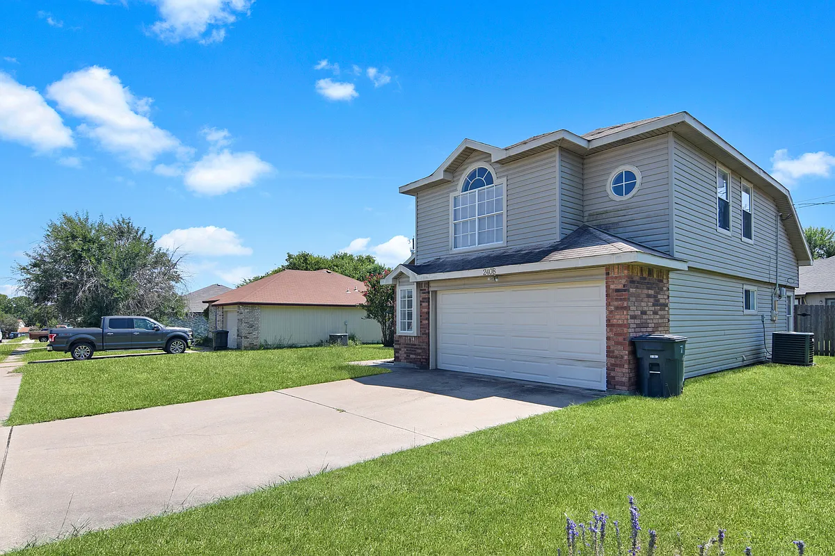 Building Photo - 2408 Bluebonnet Dr