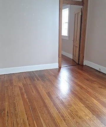 5th image of 736 Foucher St