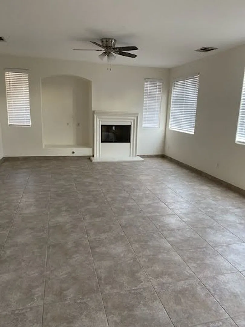 Beautiful fully remodeled home with extra loft! — Photo 4