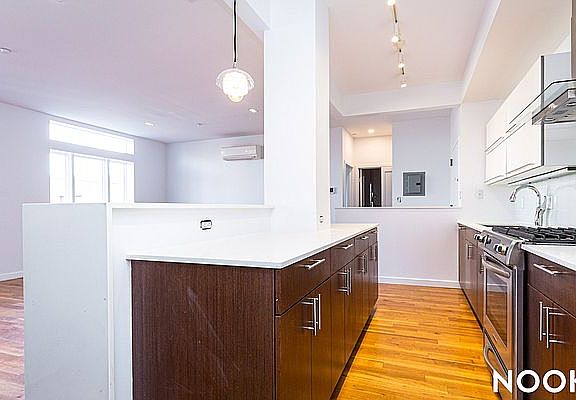 5th image of 474 Grand Ave #4L