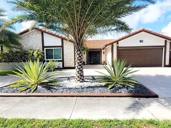 6324 NW 201st Ln, Hialeah, FL 33015