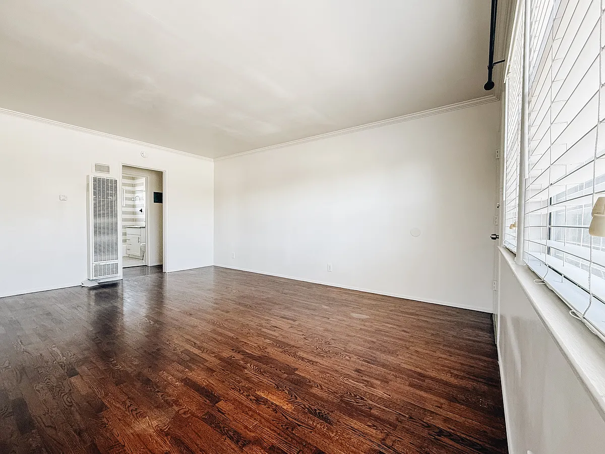 Building Photo - 17915 Crenshaw Blvd #4