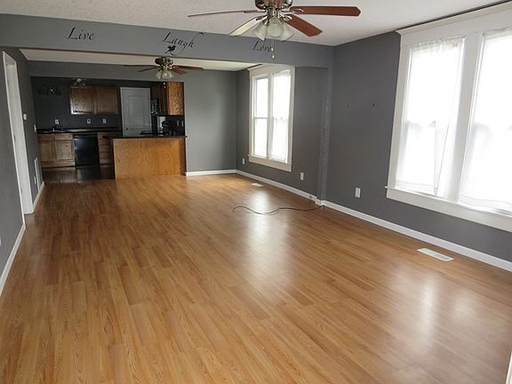 2nd image of 410 E Illinois St