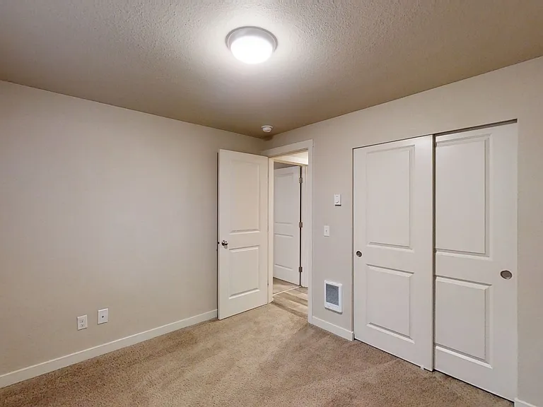 Sunset Court Apartments — Photo 15