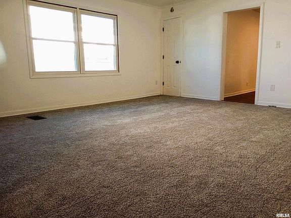 5th image of 210 W Sylvia Ave