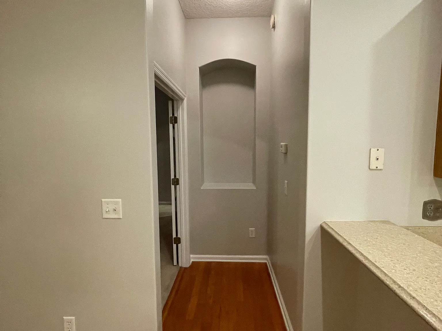 4 bed, 2049 sqft, $2,300 — Photo 4