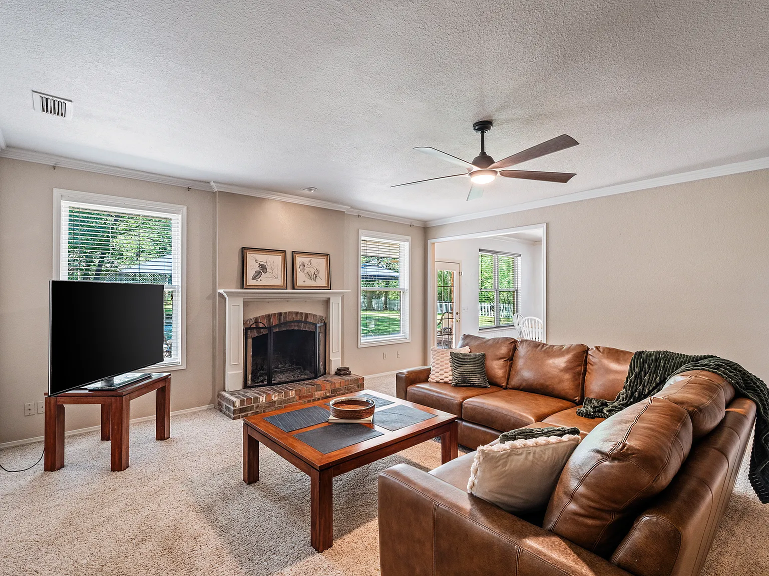 5 bed, 3840 sqft, $5,500 — Photo 3