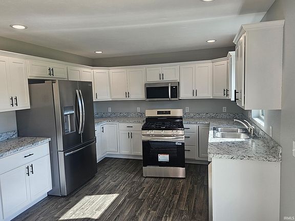 3rd image of 365 E Country Ln