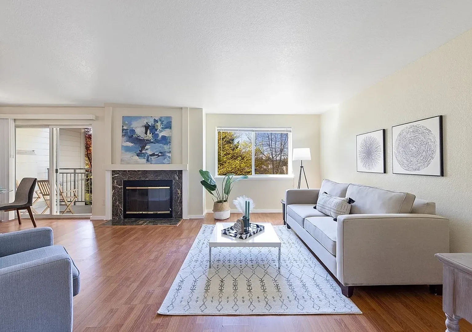Stunning 2 Bed 2 Bath Bellevue Condo w/ Community Pool, Cabana, Exercise Room and More! — Photo 1