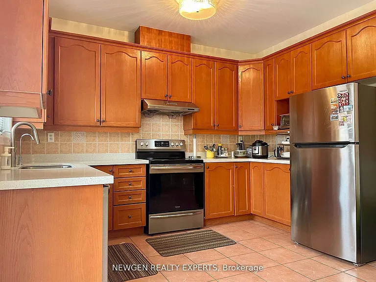 42 Crystalview Cres #UPPER — Photo 7