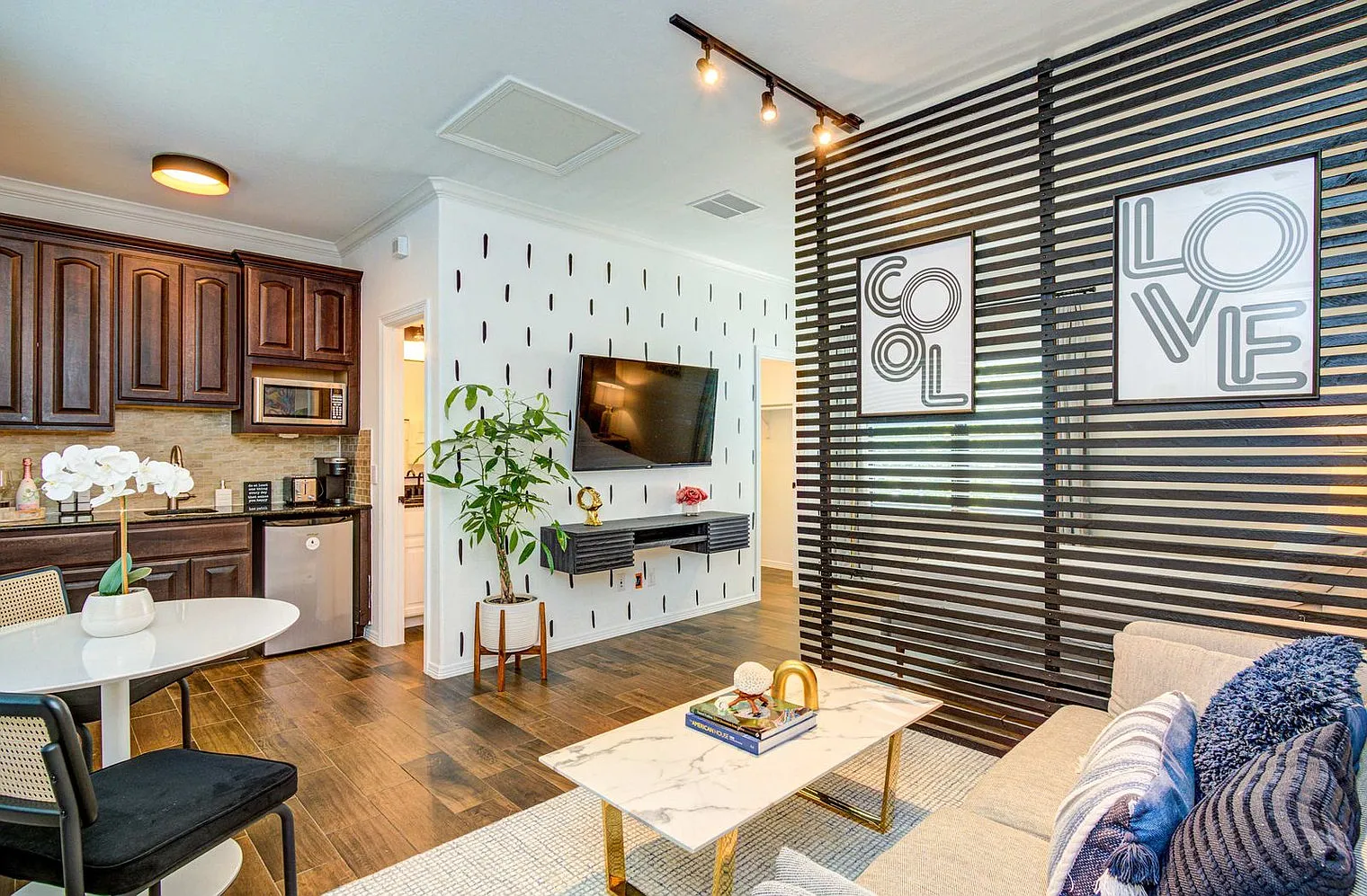 Studio, 1.0 bath, 398 sqft, $2,085 — Photo 1