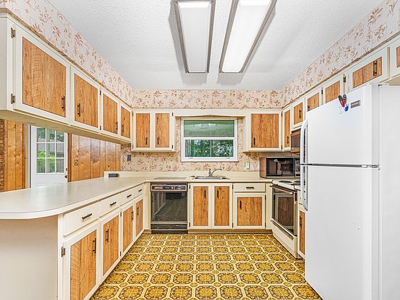 5th image of 61 Sycamore Cir