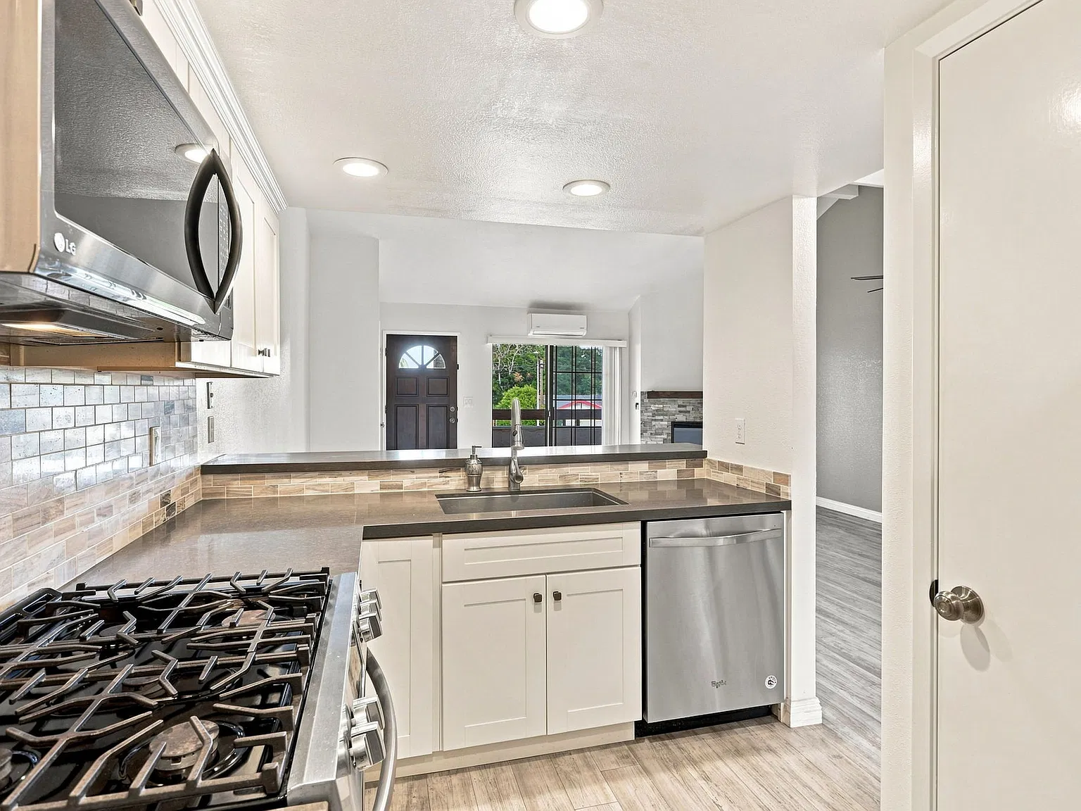 2 bed, 674 sqft, $3,900 — Photo 2