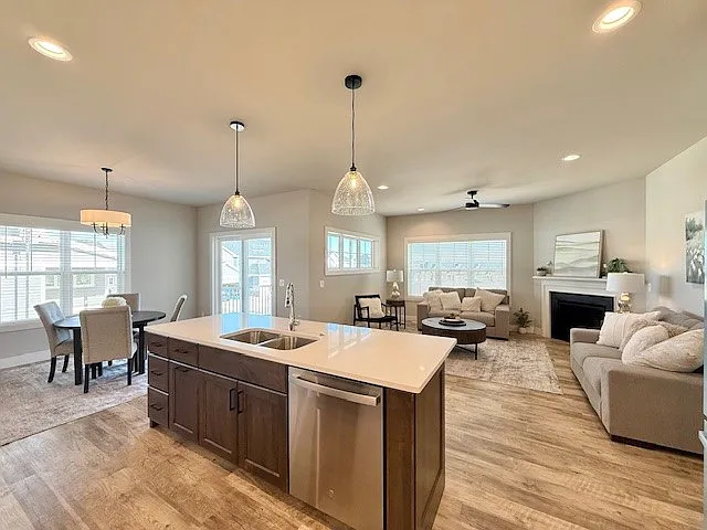 3 bed, 2.5 bath, 1988 sqft, $3,000 — Photo 4