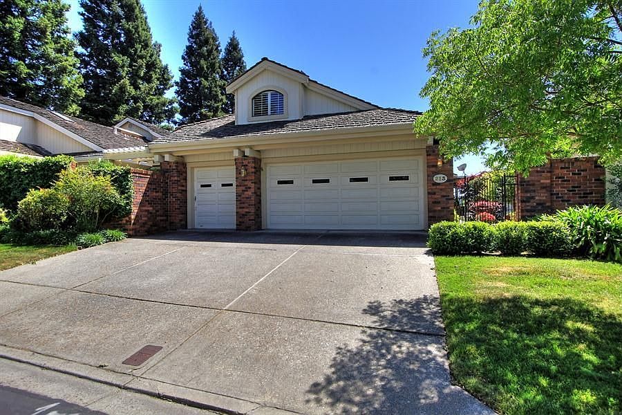 1st image of 213 Live Oak Dr