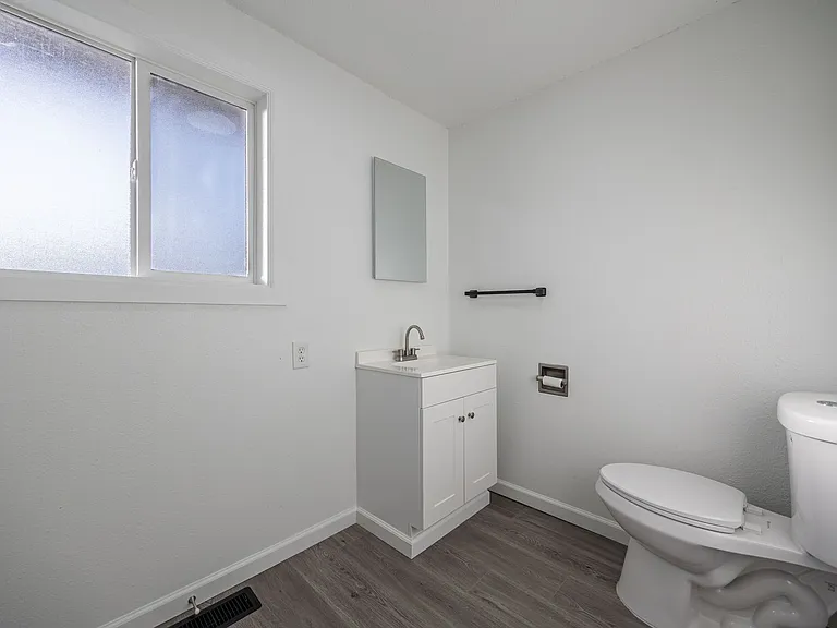 1345 N Devon Ave — Photo 10