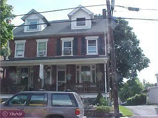 218 Oak St photo 1