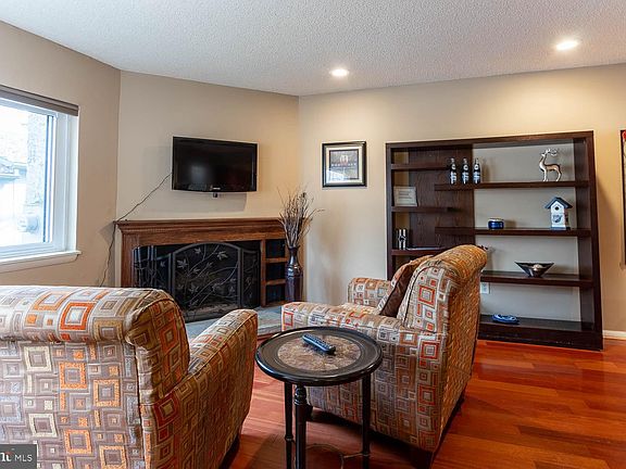 3rd image of 1534 Woodledge Cir