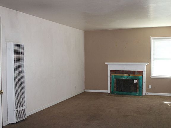 2nd image of 2420 Clare St