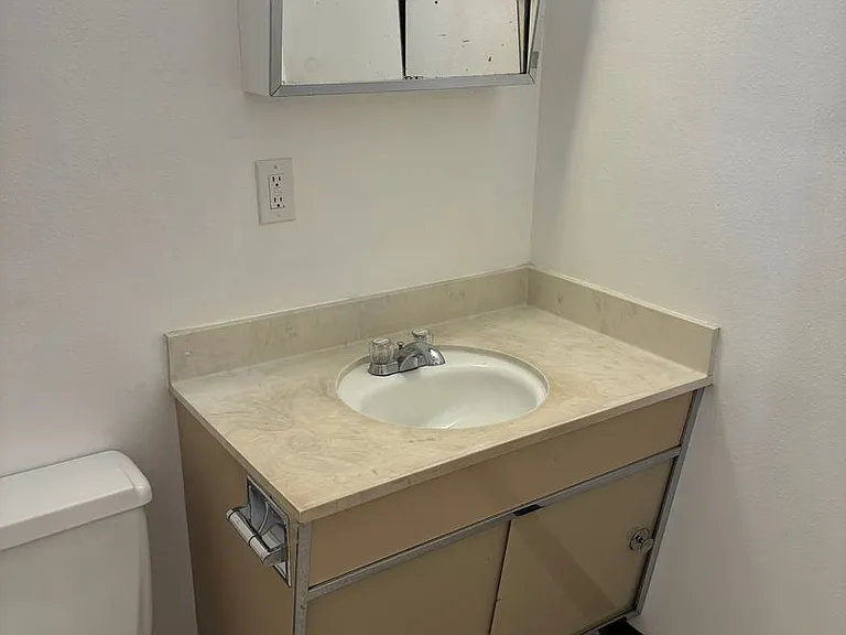 Taylor St Apartment — Photo 25