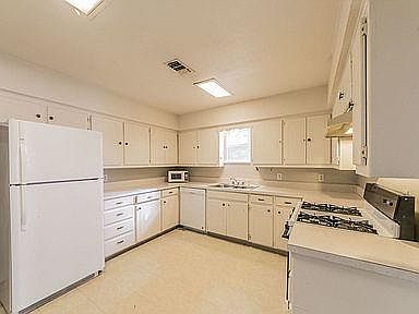 5th image of 2832 S Hills Ave