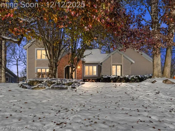 5945 Snow Apple Dr, Clarkston, MI 48346