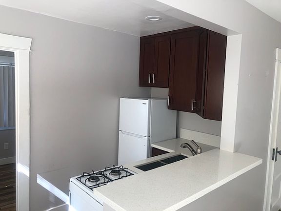 3rd image of 337 N Glendora Ave #C