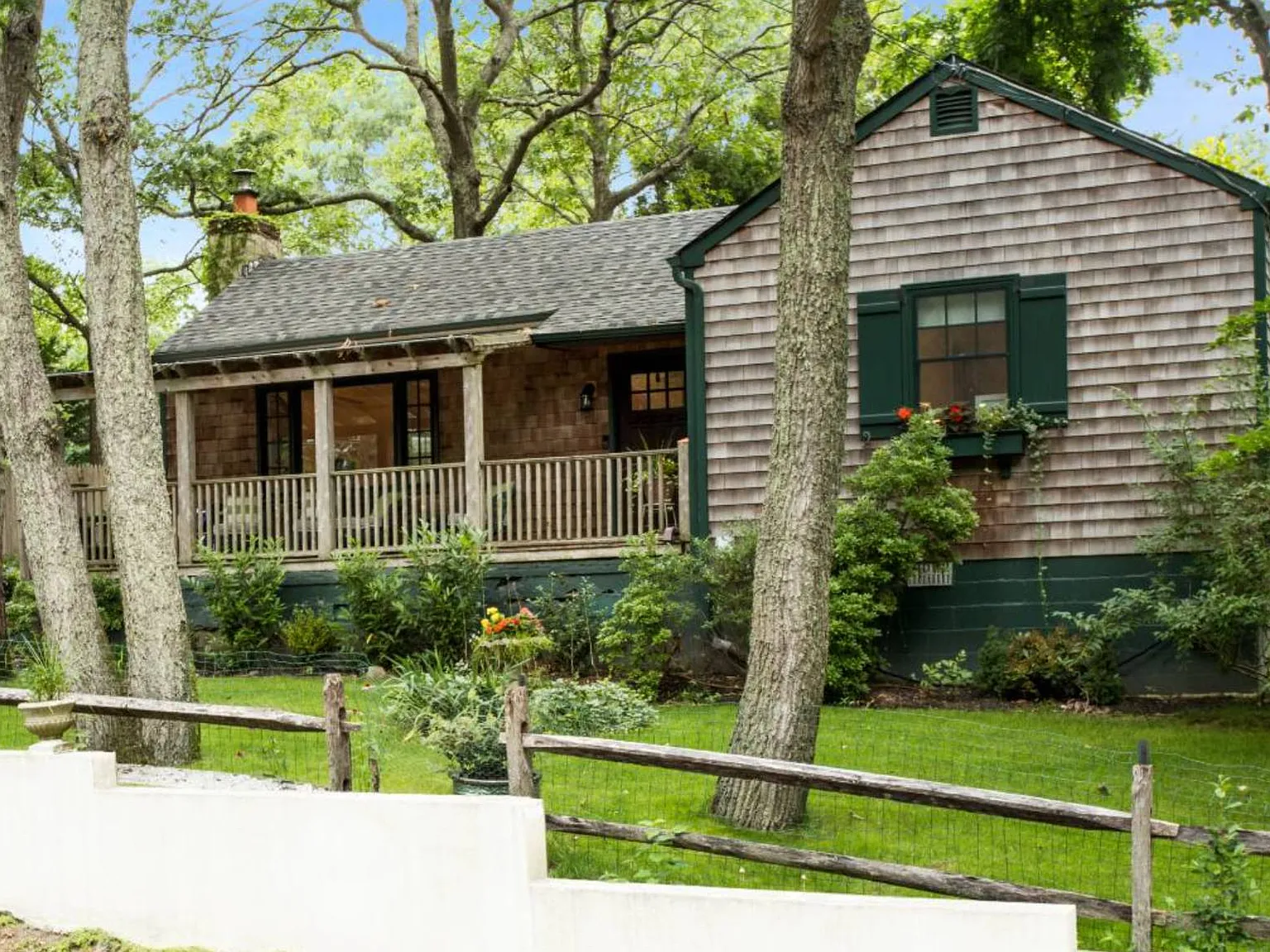 Beautifully Updated & Furnished Sag Harbor Beach Cottage — Photo 2