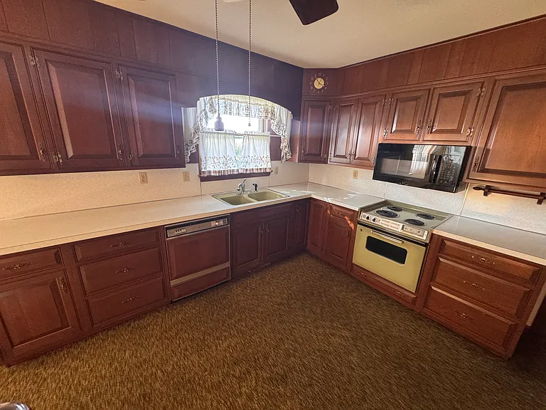 1136 Lexington Rd — Photo 11