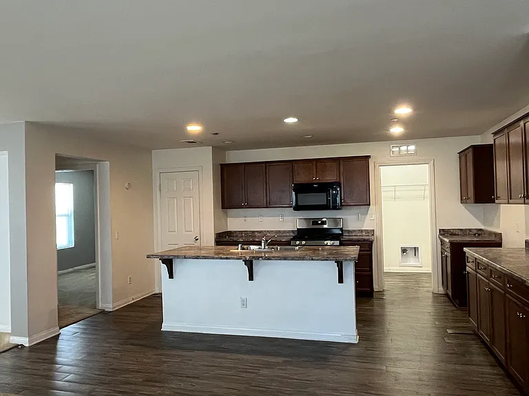 160 Yosemite Ave — Photo 3