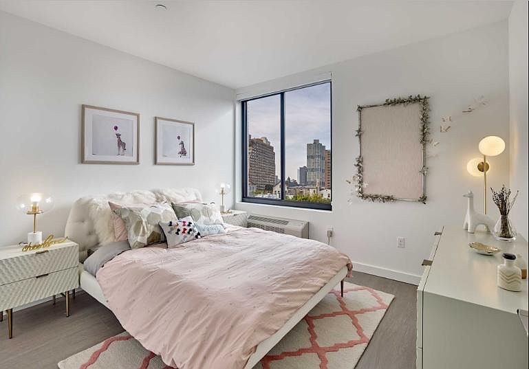2nd image of 135 Sussex St #913