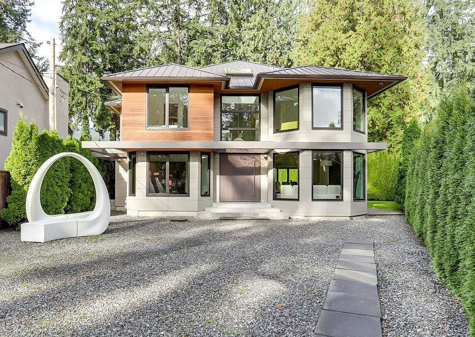 1st image of 4577 Capilano Rd