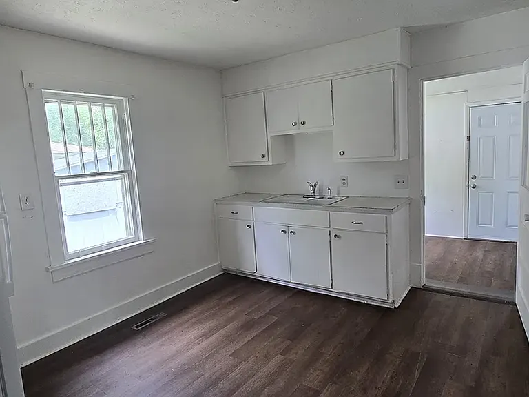 2062 N Albertha Ave — Photo 4